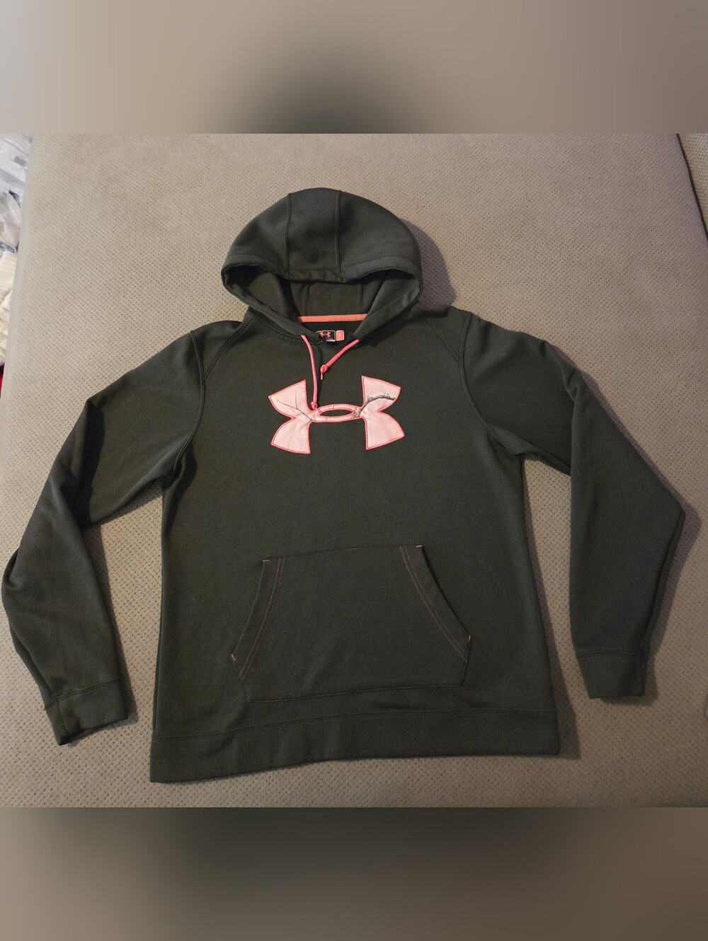 Women's Under Armour Dark Olive Green Hoodie Camo Pink Size large semi fitted